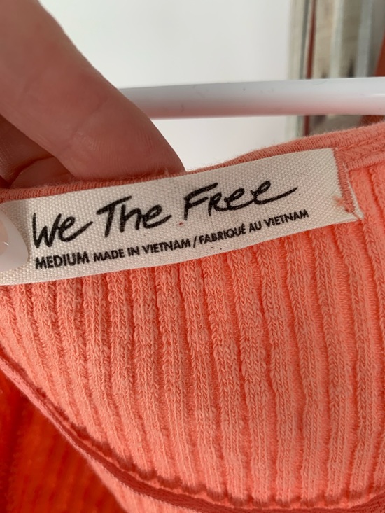 We The Free Coral/Peach Ribbed V-Neck Tank Top, size M. - Picture 2 of 12